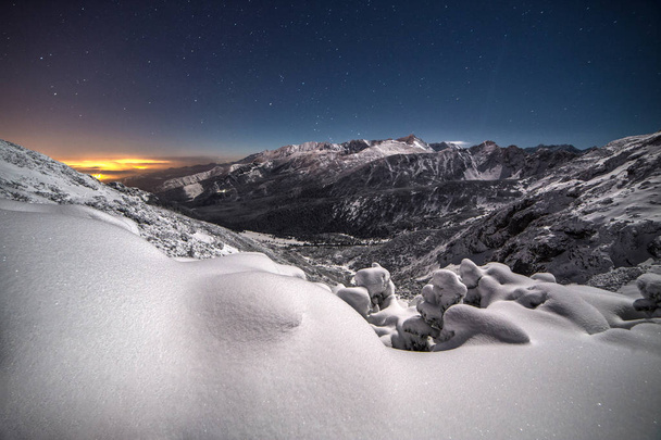 Przecz Kondracka kış geceleri - Fotoğraf, Görsel