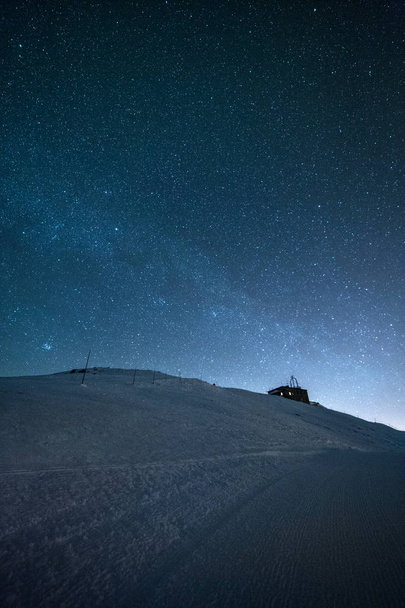 winica, Beskid y Kasprowy wierch en invierno por la noche
 - Foto, Imagen
