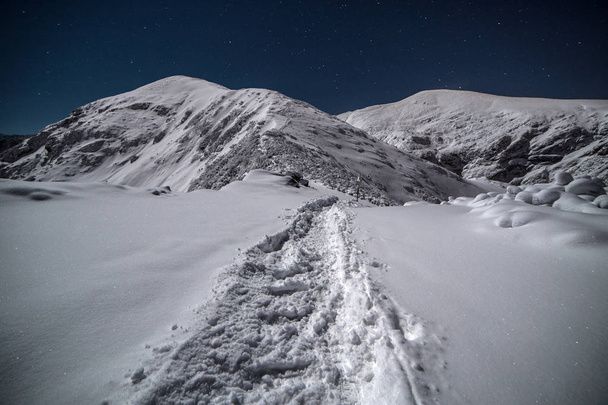 Przecz Kondracka en invierno por la noche
 - Foto, Imagen