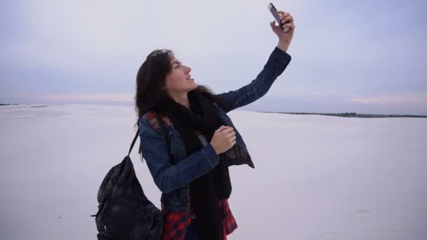 Lehrerin in Zeitlupe macht Selfies mit Smartphone am Meer. - Filmmaterial, Video