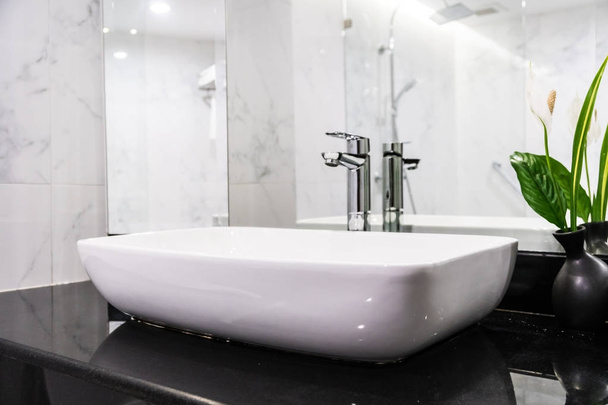 Sink hana koristelu kylpyhuoneen sisustus
 - Valokuva, kuva