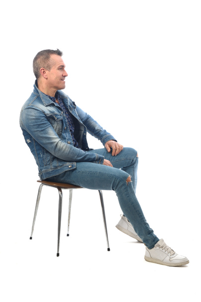 Mann sitzt auf einem Stuhl mit weißem Hintergrund - Foto, Bild