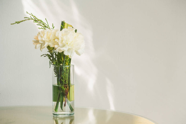 Βάζο με λευκό λουλούδι στο πίνακα διακόσμηση εσωτερικό δωματίου - Φωτογραφία, εικόνα