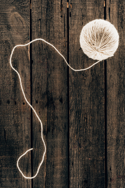 vue de dessus de boule de fil de tricot sur fond en bois
 - Photo, image