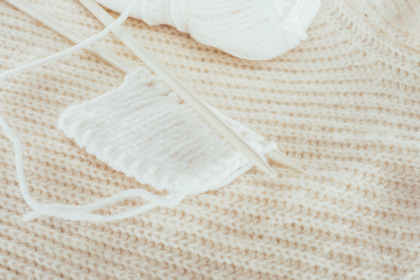 gros plan des aiguilles à tricoter avec du fil de laine blanche
 - Photo, image
