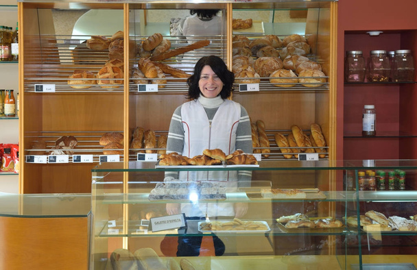 eine Bäckerin in ihrer Bäckerei - Foto, Bild