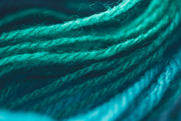 青と緑の糸玉を編み物のクローズ アップ表示 - 写真・画像