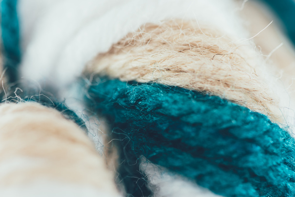 青、ベージュと白の羊毛ボールを編み物のクローズ アップ表示  - 写真・画像