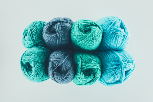 vue de dessus des boules de tricot bleu et vert, isolées sur blanc
 - Photo, image