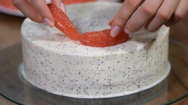 女性の手は、グレープ フルーツとケーキを飾る - 映像、動画