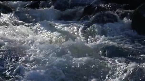 Close up de fluxo de água com bolhas brancas e transparentes
 - Filmagem, Vídeo