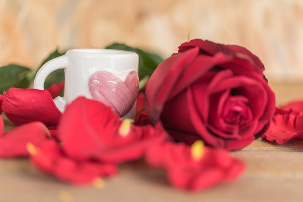 Červené růže květ na dřevěné podlaze v den svatého Valentýna - Fotografie, Obrázek
