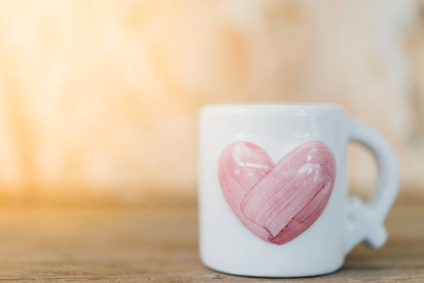 Tvar srdce pohár na dřevěné podlaze v den svatého Valentýna - Fotografie, Obrázek