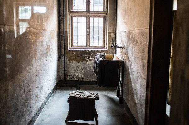 Auschwitz, Polen - 11 juli, 2017.Barracks en prikkeldraad in een concentratiekamp in museum  - Foto, afbeelding