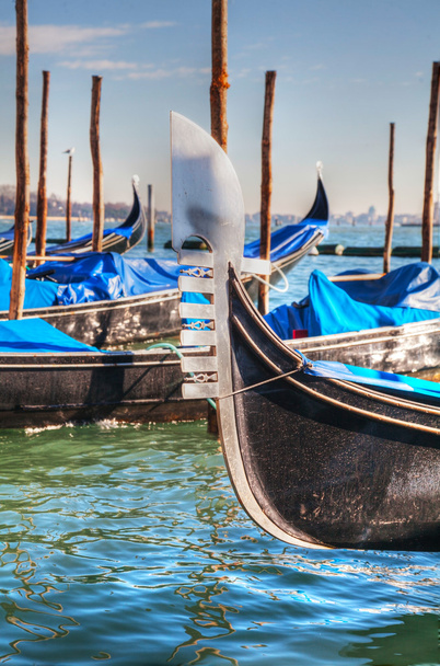 Гондоли плавають у Гранд-каналом у Венеції - Фото, зображення