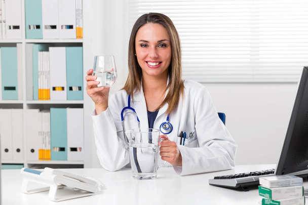 Ärztin mit einem Glas Wasser - Foto, Bild