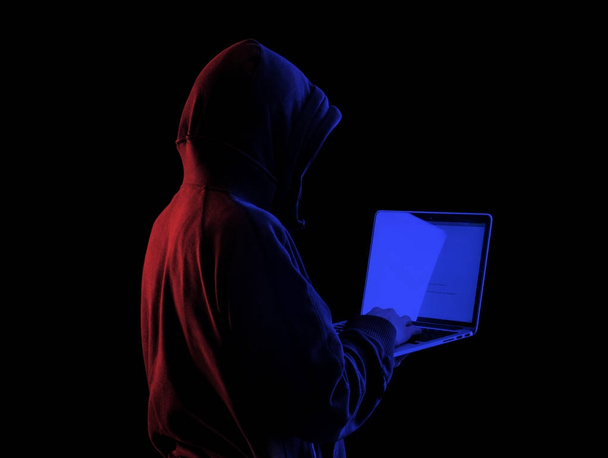 Karanlıkta anonim hacker - Fotoğraf, Görsel