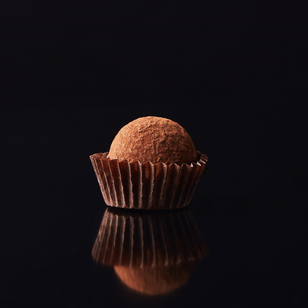 крупним планом вид солодкої цукерки трюфеля на чорному
 - Фото, зображення