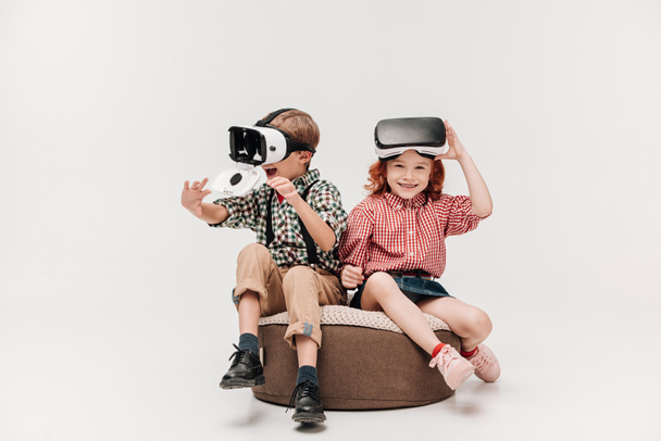 グレーに分離された仮想現実のヘッドセットを使用して愛らしい幸せな子供たち - 写真・画像