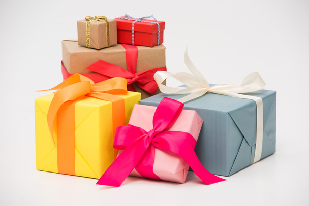 vue rapprochée de diverses boîtes-cadeaux colorées isolées sur blanc
 - Photo, image