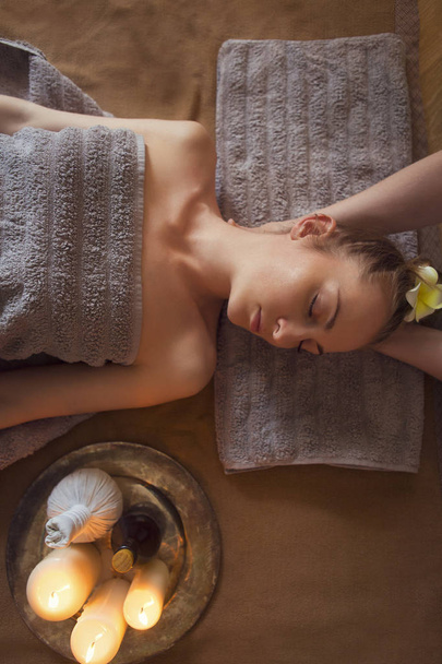 Mujer joven teniendo tratamiento de masaje
 - Foto, imagen