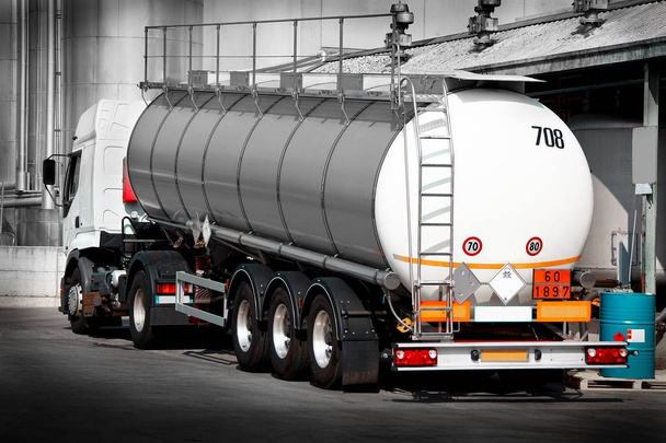 Solvent taşıma tankeri - Fotoğraf, Görsel