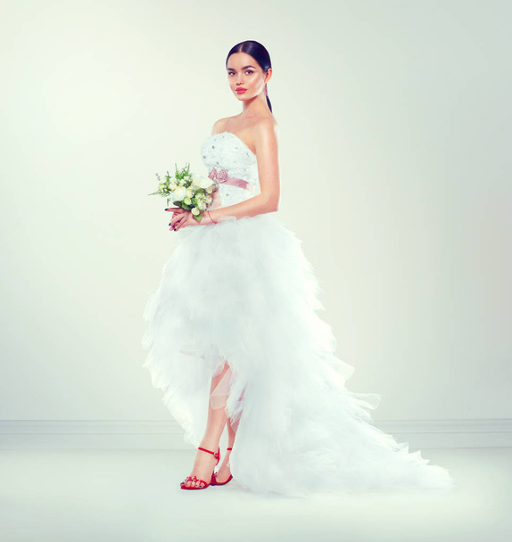 model bride in wedding dress with long train - Foto, afbeelding