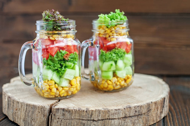 Due barattoli di vetro con insalata vegetale utile. Cibo sano, Dieta
,  - Foto, immagini