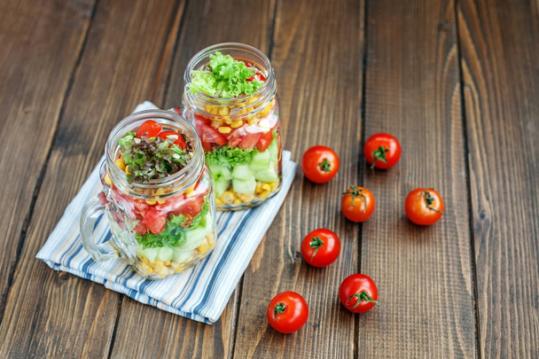 Vegetais é uma deliciosa salada útil em frascos de vidro
.  - Foto, Imagem