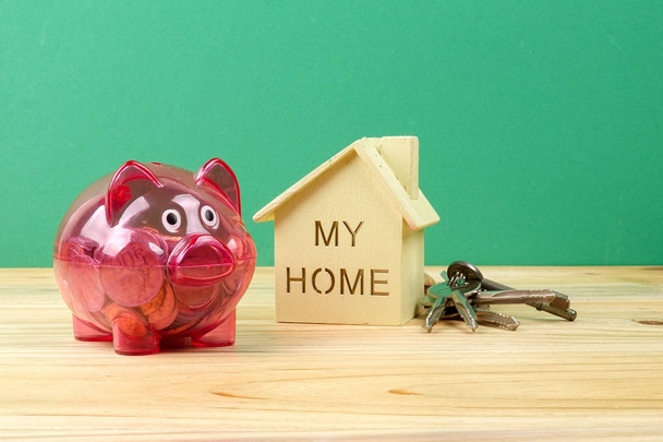 Piggy bank, kis ház, és egy köteg-ból ház kulcsát. Ház megtakarítás fogalma - Fotó, kép