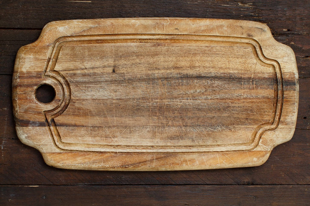 Дерев'яний стіл і стара обробна дошка
 - Фото, зображення