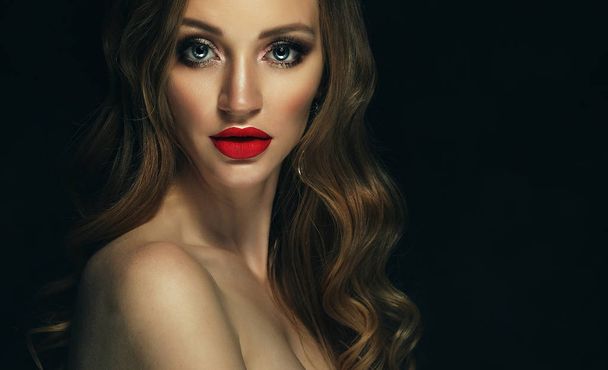 Blonde fashion girl with long and shiny curly hair. Red lips and - 写真・画像
