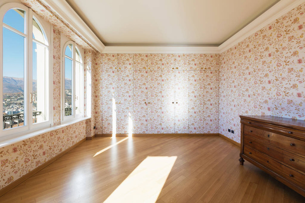 Retro room with floral wallpaper - Фото, изображение