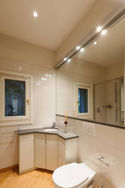 Modern bathroom with large mirror - Foto, Imagen