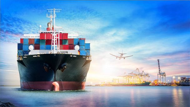Logistik und Transport von internationalen Containerschiffen und Frachtflugzeugen im Ozean bei Dämmerhimmel, Frachtverkehr, Schifffahrt - Foto, Bild