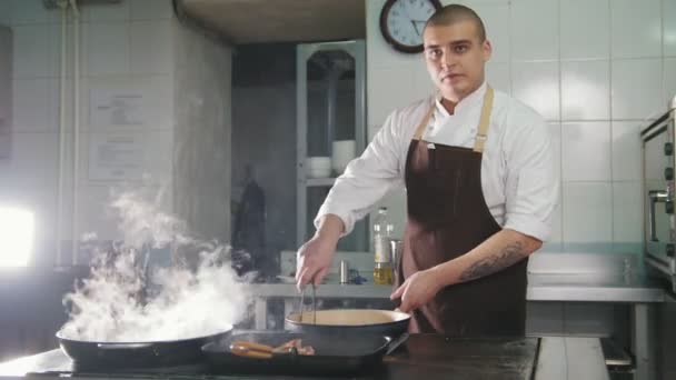 Kuchař vaření špaget v restauraci - Záběry, video