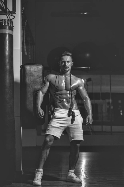 Muscular man with jump rope - Valokuva, kuva