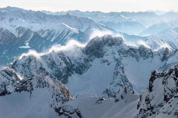 Crête de montagne enneigée avec blizzard
 - Photo, image