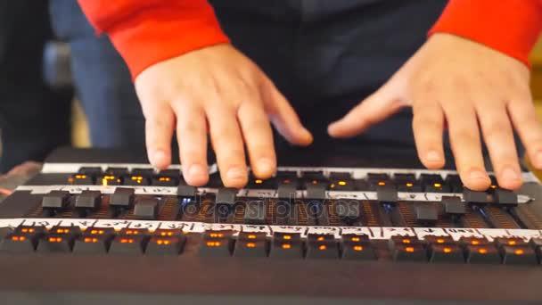 Ruce mužské zvukař stiskne klávesy a tlačítka rezonanční desky se pohybuje. Ruce muže pracující na míchání profesionální digitální audio kanálů. Zesilovač a vyvážení zvuku. Detailní záběr Zpomalený pohyb - Záběry, video
