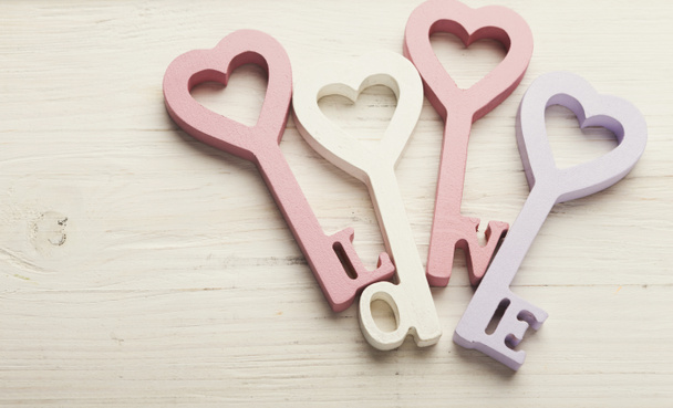 glückliche Valentinstag Hintergrund, Schlüsselherzen. Kopierraum auf Holz - Foto, Bild