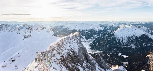 Εναέρια ορεινό πανόραμα με χιονισμένες βραχώδες βουνό κορυφογραμμή - Φωτογραφία, εικόνα