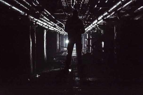 Silueta de un hombre en un pasillo abandonado de la fábrica
 - Foto, imagen