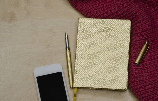 Zlatá bankovka s pera, pera a telefon - Fotografie, Obrázek