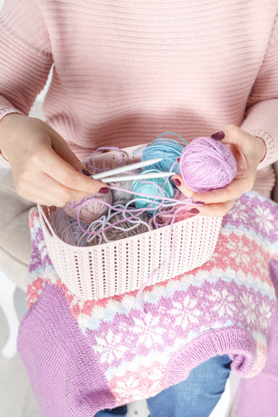 Female knitting colored yarn - Foto, Imagem