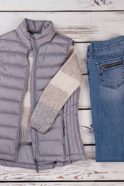 Chaleco, suéter y jeans regulares
 - Foto, Imagen