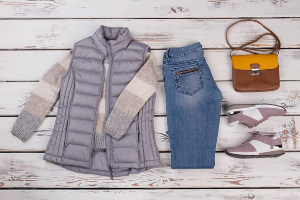 Suéter, chaleco y jeans regulares
 - Foto, imagen