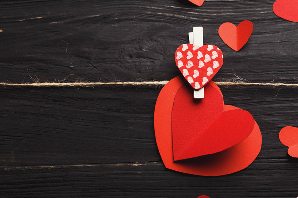 Valentinstag Hintergrund, handgemachte Herzen auf Holz mit Kopierraum - Foto, Bild