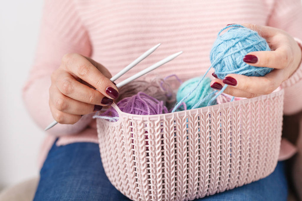 Female knitting colored yarn - Foto, afbeelding