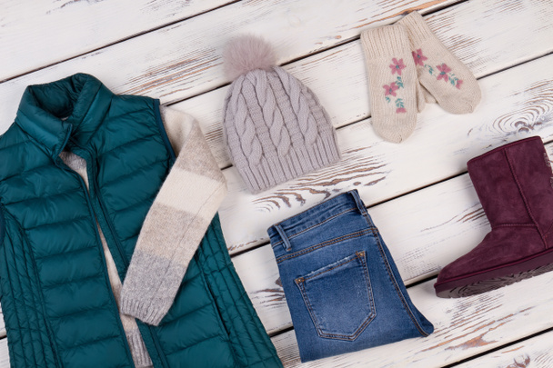Colorido traje de invierno para niña
 - Foto, Imagen