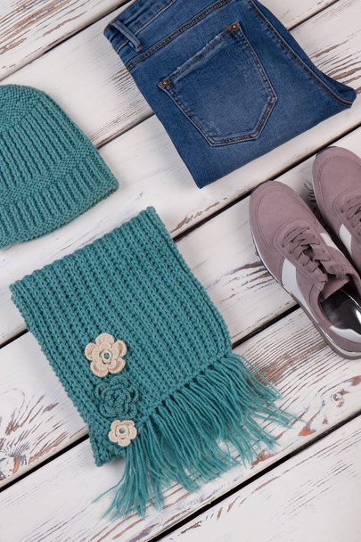 Джинсы, кроссовки, шапочка и шарф
 - Фото, изображение